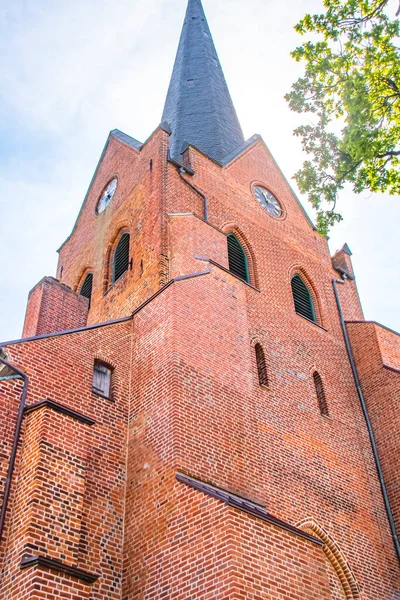 Utsikt Underifrån Till Ett Historiskt Rött Tegel Kyrka Torn Mot — Stockfoto