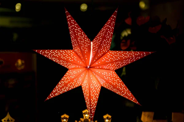 Escaparate Noche Con Una Estrella Navidad Iluminada Como Decoración Una — Foto de Stock