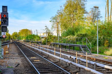 Berlin, Almanya - 26 Ekim 2019: Berlin-Lichtenrade istasyonundaki Berlin S-Bahn 'ın sinyali ve rotası.