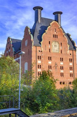 Berlin, Almanya - 26 Ekim 2019: Berlin-Lichtenrade S-Bahn istasyonundan tarihi bir malikaneye.