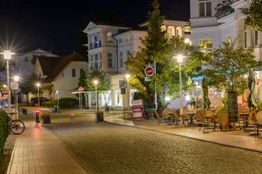 Bansin, Almanya - 14 Eylül 2019: Bansin, Almanya 'da gece çekimi. Fenerlerle aydınlatılan yayaları görebilirsiniz..