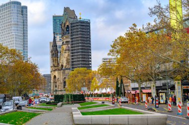 Berlin, Almanya - 22 Kasım 2019: Meşgul Berlin Bulvarı 'ndan tarihi Kaiser-Wilhelm-Gedaechtnis-Church' e bakın.