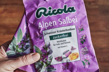 Berlin, Almanya - 20 Kasım 2020: Öksürük ve bitki pastili.