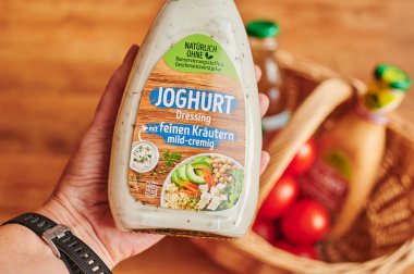 Berlin, Almanya - 20 Kasım 2020: Bir elinde salata sosu ve Alman harfleri bulunan şişe.