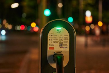 Berlin, Almanya - 16 Ağustos 2020: Geceleri elektrikli araçları olan çevre dostu arabalar için bir kamu şarj istasyonuna bakın.