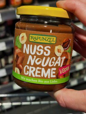 Berlin, Almanya - 23 Kasım 2020: Elde tutulan vegan tabakalı cam.