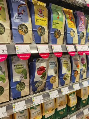 Berlin, Almanya - 23 Kasım 2020: Organik bir süpermarkette farklı içeceklerle dolu bir rafa bakın.