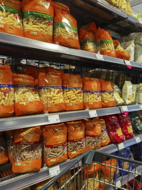 Berlin, Almanya - 23 Kasım 2020: Organik bir süpermarkette farklı yiyeceklerin bulunduğu bir rafa bakın.