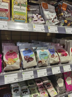 Berlin, Almanya - 23 Kasım 2020: Organik bir süpermarkette farklı yiyeceklerin bulunduğu bir rafa bakın.