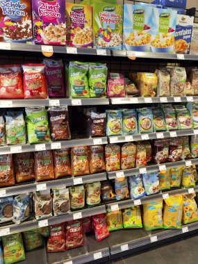 Berlin, Almanya - 23 Kasım 2020: Organik bir süpermarkette farklı yiyeceklerin bulunduğu bir rafa bakın.