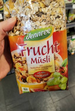 Berlin, Almanya - 23 Kasım 2020: Müsli çantası el ele tutuştu.