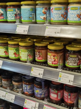 Berlin, Almanya - 23 Kasım 2020: Organik bir süpermarkette farklı yiyeceklerin bulunduğu bir rafa bakın.