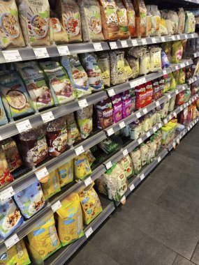 Berlin, Almanya - 23 Kasım 2020: Organik bir süpermarkette farklı yiyeceklerin bulunduğu bir rafa bakın.
