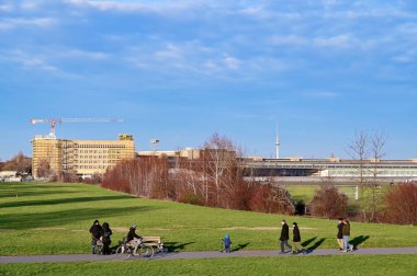 Berlin, Almanya - 29 Aralık 2019: Berlin 'in merkezindeki eski Tempelhof havaalanının şu anda yürüyüş, bisiklet, kaykay ve uçurtma için dinlenme alanı olarak kullanılan alanına bakın.
