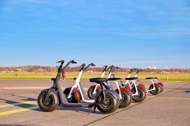 Berlin, Almanya - 29 Aralık 2019: Berlin 'in merkezindeki eski Tempelhof havaalanının şu anda yürüyüş, bisiklet, kaykay ve uçurtma için dinlenme alanı olarak kullanılan alanına bakın.
