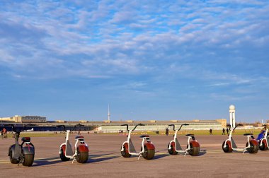 Berlin, Almanya - 29 Aralık 2019: Berlin 'in merkezindeki eski Tempelhof havaalanının şu anda yürüyüş, bisiklet, kaykay ve uçurtma için dinlenme alanı olarak kullanılan alanına bakın.