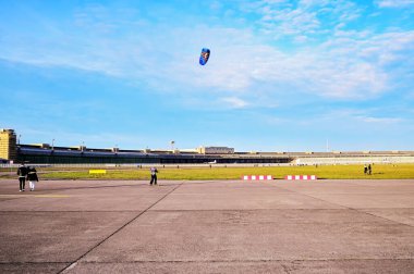 Berlin, Almanya - 29 Aralık 2019: Berlin 'in merkezindeki eski Tempelhof havaalanının şu anda yürüyüş, bisiklet, kaykay ve uçurtma için dinlenme alanı olarak kullanılan alanına bakın.