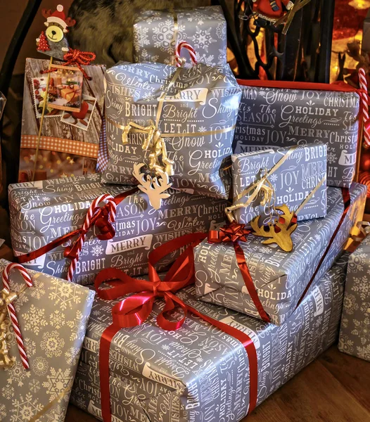 Многие Упакованные Рождественские Подарки Украшением — стоковое фото
