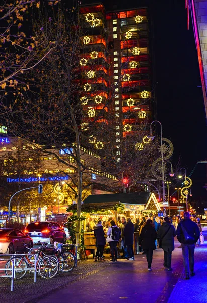 Berlin Dezember 2019 Nächtliche Straßenszene Einer Einkaufsstraße Berlin Hintergrund Ist — Stockfoto