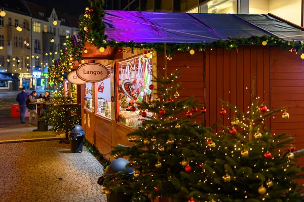 Berlin, Almanya - 20 Aralık 2019: Küçük bir Berlin Noel pazarında gece sahnesi, pazar tezgahları ve bir sürü ışıklandırması olan her türlü dekorasyonla.