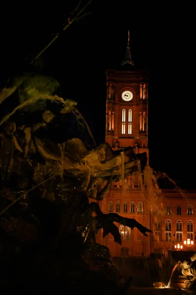 ベルリン ドイツ 8月3 2019 夜にベルリンの中心部にあるレッドタウンホール 前景には 焦点のない歴史的な甥噴水が見えます — ストック写真