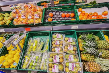 Berlin, Almanya - 26 Kasım 2020: Süpermarkette meyve dolu bir rafa bakın.