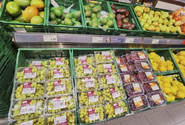 Berlin, Almanya - 26 Kasım 2020: Süpermarkette meyve dolu bir rafa bakın.