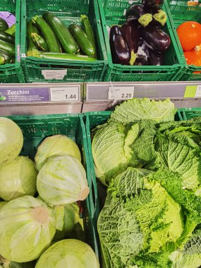 Berlin, Almanya - 26 Kasım 2020: Süpermarkette sebze dolu bir rafa bakın.