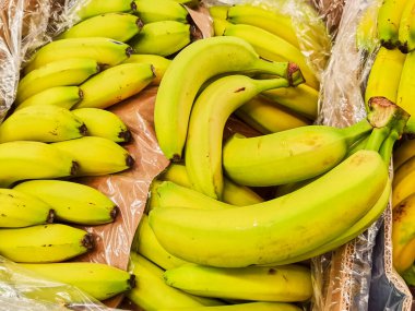 Süpermarkette meyve dolu bir rafa bak.