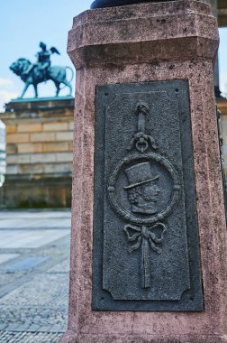 Almanya 'nın tarihi Berlin kentinde Jandarma Markt' taki klasik bir binanın süsleri..