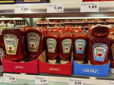 Berlin, Almanya - 1 Aralık 2020: Bir süpermarkette farklı türde ketçap içeren bir rafın görüntüsü.