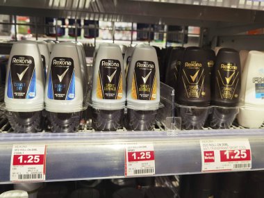 Berlin, Almanya - 1 Aralık 2020: Bir süpermarkette farklı türde deodorantın olduğu bir raf görüntüsü.