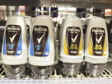 Berlin, Almanya - 1 Aralık 2020: Bir süpermarkette farklı türde deodorantın olduğu bir raf görüntüsü.