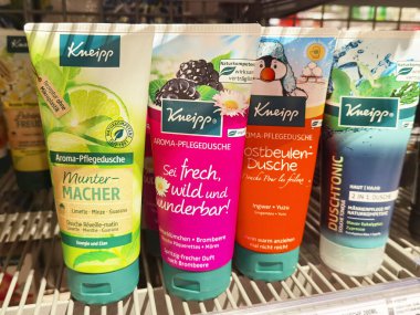 Berlin, Almanya - 1 Aralık 2020: Süpermarkette farklı türde duş kremleri bulunan bir rafın görüntüsü.