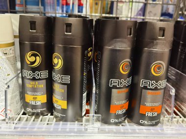 Berlin, Almanya - 1 Aralık 2020: Bir süpermarkette farklı türde deodorantın olduğu bir raf görüntüsü.