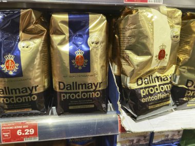 Berlin, Almanya - 1 Aralık 2020: Süpermarkette içi kahve dolu bir rafın görüntüsü.