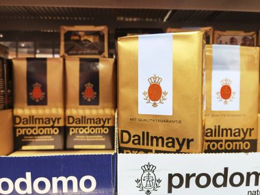 Berlin, Almanya - 1 Aralık 2020: Süpermarkette içi kahve dolu bir rafın görüntüsü.