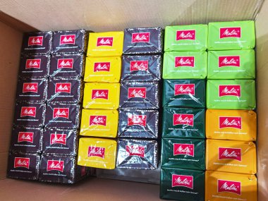 Berlin, Almanya - 1 Aralık 2020: Süpermarkette içi kahve dolu bir rafın görüntüsü.