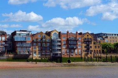 Thames Nehri 'nin alçak sulardaki sahil gelişimine bakın - Londra, İngiltere - 08 / 04 / 2015