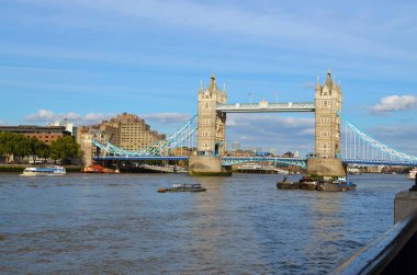 Güneşli bir günde teknelerle denizin üzerindeki Tower Bridge 'e bakın - Londra, İngiltere - 08 / 01 / 2015