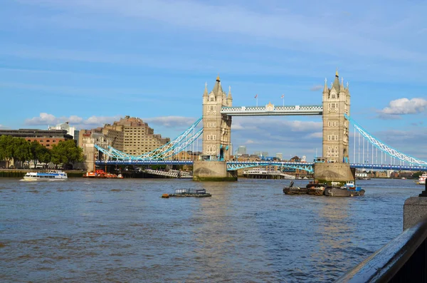 Vista Puente Torre Sobre Agua Con Barcos Día Soleado Con — Foto de Stock