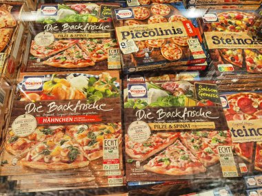 Berlin, Almanya - 1 Aralık 2020: Süpermarkette farklı yiyeceklerin olduğu bir rafa bakın.