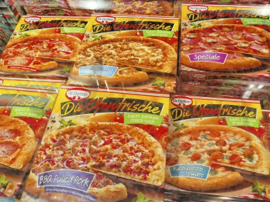 Berlin, Almanya - 1 Aralık 2020: Süpermarkette farklı yiyeceklerin olduğu bir rafa bakın.