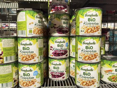 Berlin, Almanya - 1 Aralık 2020: Süpermarkette farklı yiyeceklerin olduğu bir rafa bakın.