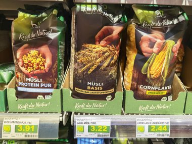 Berlin, Almanya - 1 Aralık 2020: Süpermarkette farklı yiyeceklerin olduğu bir rafa bakın.