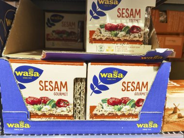 Berlin, Almanya - 1 Aralık 2020: Süpermarkette farklı yiyeceklerin olduğu bir rafa bakın.