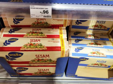 Berlin, Almanya - 1 Aralık 2020: Süpermarkette farklı yiyeceklerin olduğu bir rafa bakın.