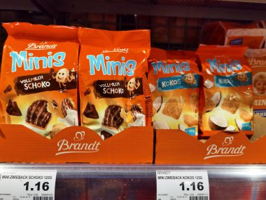 Berlin, Almanya - 1 Aralık 2020: Süpermarkette farklı yiyeceklerin olduğu bir rafa bakın.