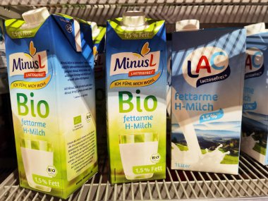 Berlin, Almanya - 1 Aralık 2020: Süpermarkette farklı süt içeceği bulunan bir rafa bakın.