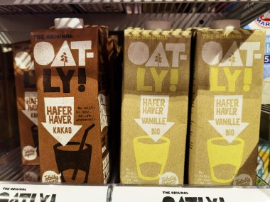 Berlin, Almanya - 1 Aralık 2020: Süpermarkette farklı süt içeceği bulunan bir rafa bakın.